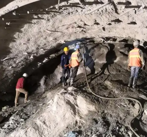 关岭隧道拱顶带模注浆料，微膨胀注浆料的特点及施工工艺